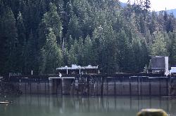 Wynoochee Dam seen across the lake from the swim shore side. courtesy of Canticle&nearr; (CC BY-SA 4.0&nearr;)