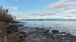 Looking across Lake Champlain toward the Adirondacks from Oakledge Park. courtesy of chris.rycroft&nearr; (CC BY 2.0&nearr;)